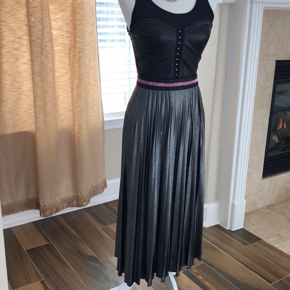 Shimmering silver pleated skirt 🤍